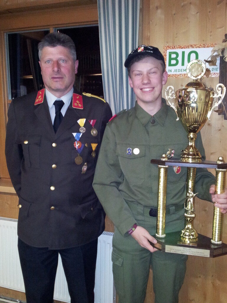 Ehrung mit dem Siegerpokal
