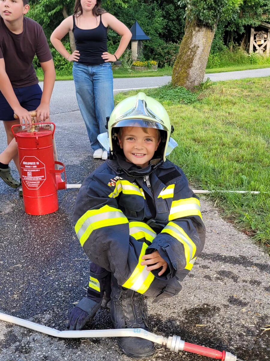 Unser jüngstes Mitglied in kompletter Feuerwehrmontur