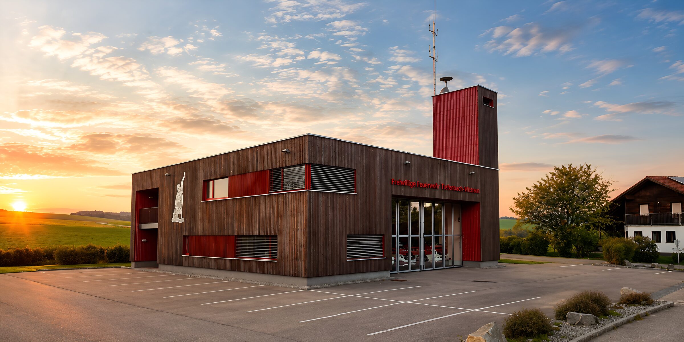 Das Feuerwehrhaus der FF Tiefenbach-Wietraun im Abendlicht